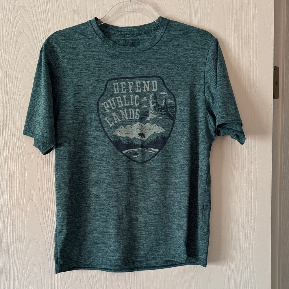 Patagonia Defend Public Lands Women’s Capilene Cool T-shirt Size Small Like New
